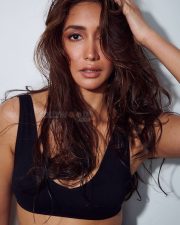 Bandish Bandits Actress Shreya Chaudhry Hot and Toned Black Outfit Photos 02