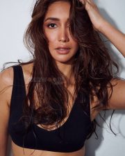 Bandish Bandits Actress Shreya Chaudhry Hot and Toned Black Outfit Photos 02