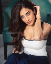 Charming Miloni Johnsa Cleavage in a White Lace Trim Ribbed Cami Top And Blue Jeans Photos 04