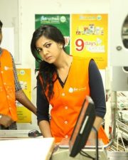 Kadhalum Kadanthu Pogum Movie Stills 04