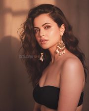 Sexy Anupma Agnihotri in a Black Tube Top Photos 02