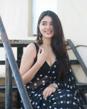 Sexy Model Aarti Chikara in a Black and White Polka Dot Saree with a Sleeveless V Neck Blouse Photos 01 Sexy Model Aarti Chikara in a Black and White Polka Dot Saree with a Sleeveless V Neck Blouse Photos 01