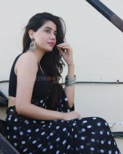 Sexy Model Aarti Chikara in a Black and White Polka Dot Saree with a Sleeveless V Neck Blouse Photos 02 Sexy Model Aarti Chikara in a Black and White Polka Dot Saree with a Sleeveless V Neck Blouse Photos 02