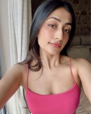Stunning Dhanashree Verma Selfie in a Pink Crop Top Pictures 01