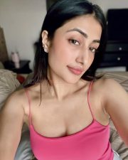 Stunning Dhanashree Verma Selfie in a Pink Crop Top Pictures 02