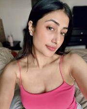 Stunning Dhanashree Verma Selfie in a Pink Crop Top Pictures 02