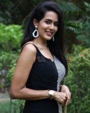 Actress Pradhayini Sarvothaman At Bodhai Yeri Budhi Maari Press Meet Photos 09