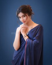 Dhurandhar The Revenge Actress Sara Arjun in a Navy Blue Satin Saree with a Pink Border and Sleeveless V Neck Blouse Photos 03