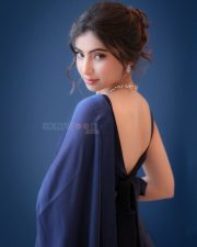 Dhurandhar The Revenge Actress Sara Arjun in a Navy Blue Satin Saree with a Pink Border and Sleeveless V Neck Blouse Photos 04