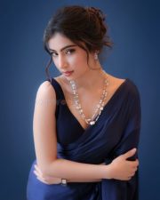 Dhurandhar The Revenge Actress Sara Arjun in a Navy Blue Satin Saree with a Pink Border and Sleeveless V Neck Blouse Photos 06