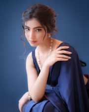 Dhurandhar The Revenge Actress Sara Arjun in a Navy Blue Satin Saree with a Pink Border and Sleeveless V Neck Blouse Photos 07
