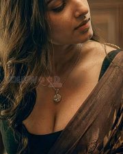 Hypnotic Vishnupriya Bhimeneni Cleavage in a Brown Floral Sheer Saree Photos 01