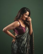 Mysterious Actress Kaavya Arivumani in a Dark Grey Printed Saree Photos 03
