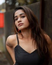Pandian Stores Actress Kaavya Arivumani in a Black V Neck Sleeveless Dress with Spaghetti Straps Pictures 03
