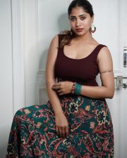 Casual Actress Sahar Krishnan in a burgundy top with patterned skirt Photos 08