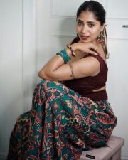 Casual Actress Sahar Krishnan in a burgundy top with patterned skirt Photos 10