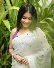 Elegant Actress Sanjana Tiwari in a white embroidered saree Photos 04