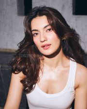 Mesmerizing Actress Pratibha Ranta in a White Ribbed Tank and Jeans Photos 01