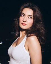 Mesmerizing Actress Pratibha Ranta in a White Ribbed Tank and Jeans Photos 03