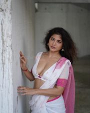 Mirzapur Escort Poonam Rajput in a Classic White Saree with a Pink Border and a Cleavage Neck Blouse Photos 01