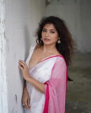 Mirzapur Escort Poonam Rajput in a Classic White Saree with a Pink Border and a Cleavage Neck Blouse Photos 06