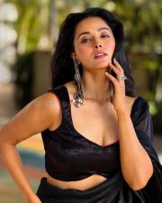 Enigmatic Actress Bhaweeka Chaudhary in a Dark Maroon Metallic Saree Photos 03