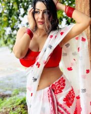 Ghum Hai Kisikey Pyaar Meiin Actress Yamini Malhotra in a White Saree with Deep Neck Cleavage Red Blouse Photos 01