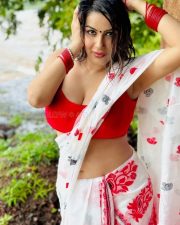 Ghum Hai Kisikey Pyaar Meiin Actress Yamini Malhotra in a White Saree with Deep Neck Cleavage Red Blouse Photos 04