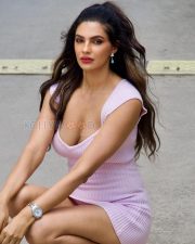 Seductive Manmeet Kaur Virk Cleavage in a Lavender Ribbed Low Cut Top Photos 03