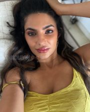 Sultry Manmeet Kaur Cleavage in a Yellow Off Shoulder Bodycon Dress Photos 04