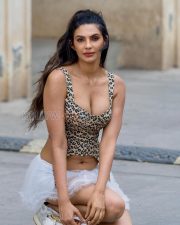 Tempting Manmeet Kaur Virk Cleavage in a Leopard print corset top and white tulle skirt Photos 03