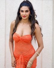Tempting Manmeet Kaur Virk Cleavage in a Orange Lace Strapless Bodycon Dress Photos 02