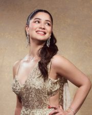 Dazzling Sara Tendulkar in a Stunning Golden Gown Pictures 02
