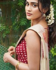 Nalla Perai Vaanga Vendum Pillaigale Actress Poornima Ravi in a White Floral Saree with a Sleeveless Printed Blouse Pictures 01