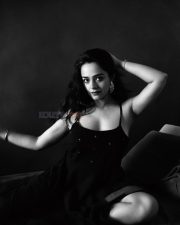 Stunning Apoorva Arora in a Black Sleeveless Dress Photoshoot Pictures 02