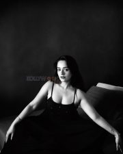 Stunning Apoorva Arora in a Black Sleeveless Dress Photoshoot Pictures 04